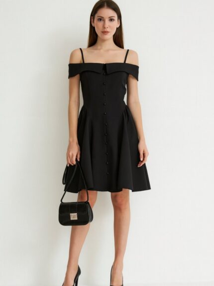 Црн фустан со декоративни копчиња