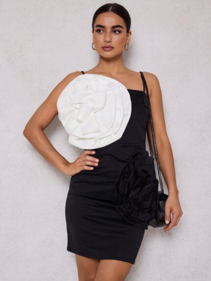 Мини фустан со бел и црн цвет