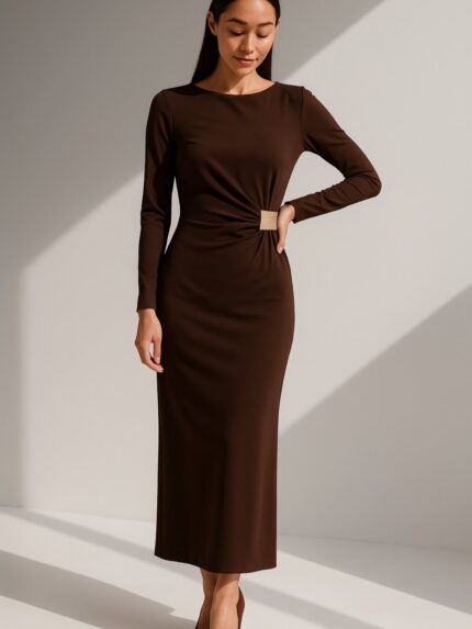 Еднобоен фустан со златна тока и долги ракави