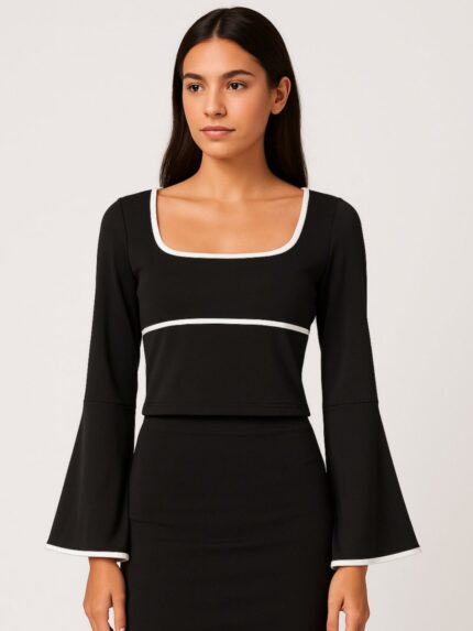 Еднобојна блуза со ѕвонести ракави