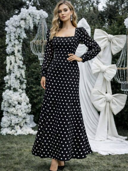 Макси црн фустан со точки